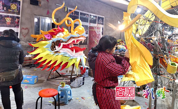 牛年彩燈《龍騰四?！反笮椭黝}彩燈車間制作現(xiàn)場(chǎng)