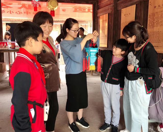 花燈義賣助學(xué)生，攜手同行再相聚