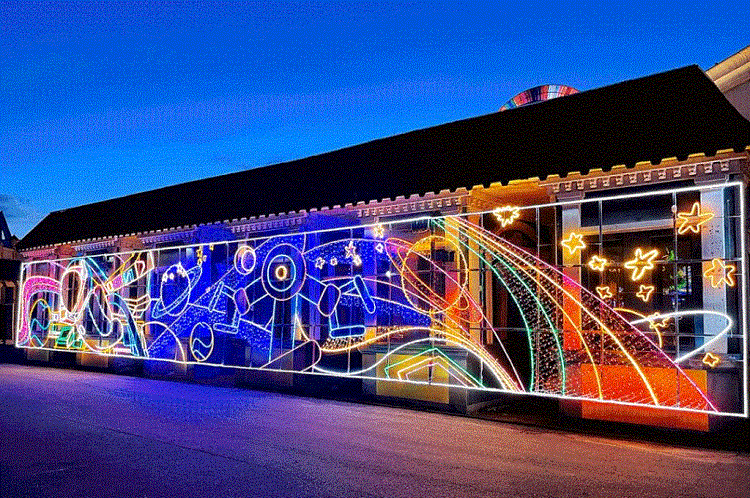 這個暑假哪里去？世紀(jì)長影觀燈會