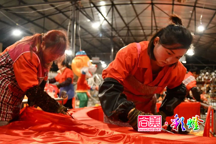 自貢彩燈如何為自貢的社會和經(jīng)濟發(fā)展服務(wù)的？